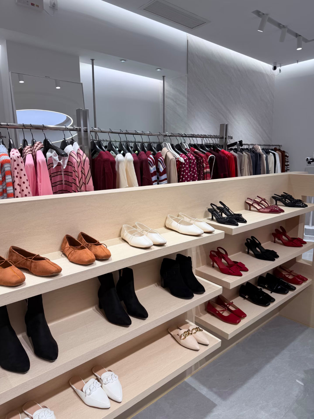 跨境服饰大卖子不语开线下店,首个“品牌集合快闪”落地杭州