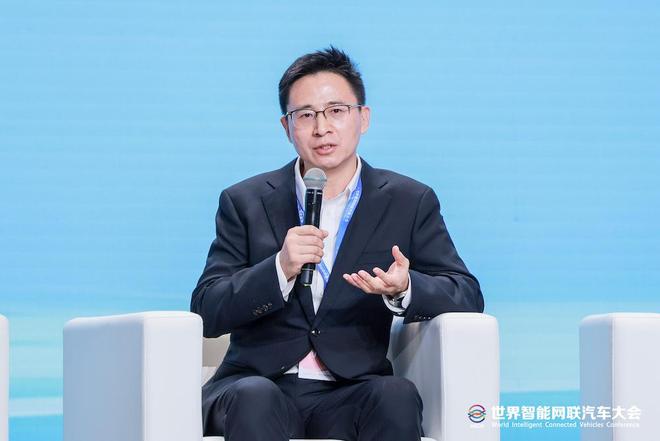 比亚迪华为同台谈智驾!何小鹏再次开炮L3,六位车圈大佬激辩