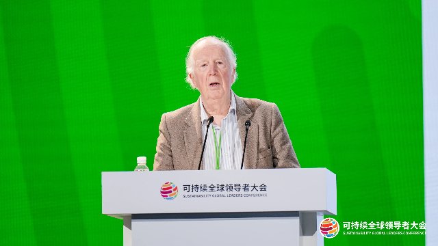 84岁剑桥教授中国火了!走红小红书,成为年轻人的“树洞爷爷”