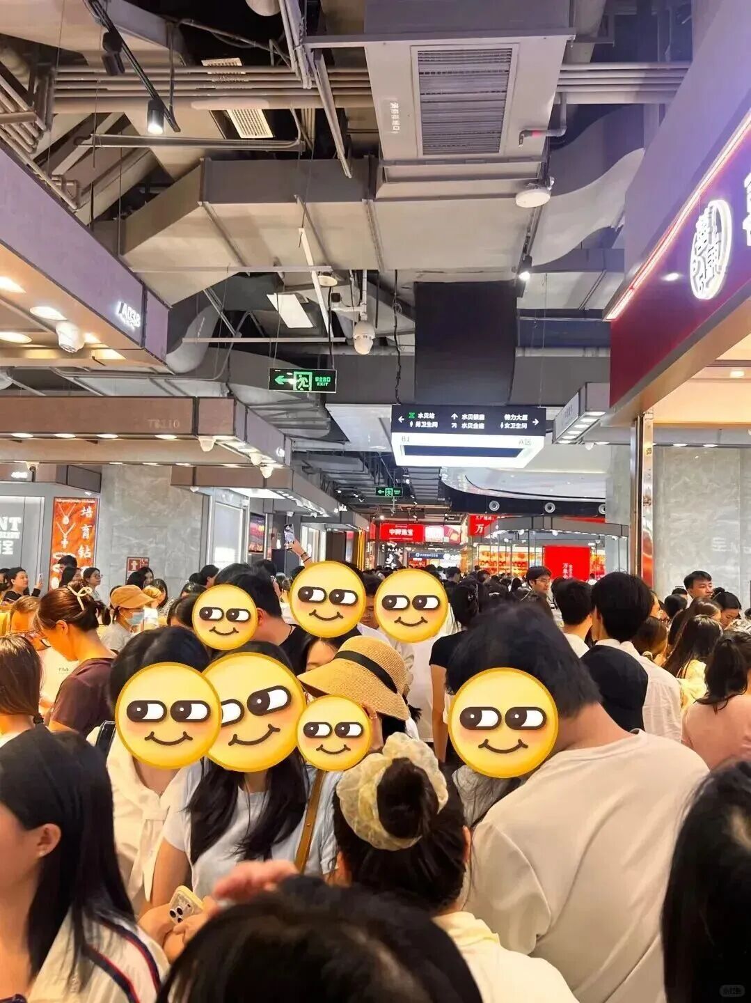 金饰克价1个月跌100元,深圳水贝被挤爆,网友:比菜市场人还多