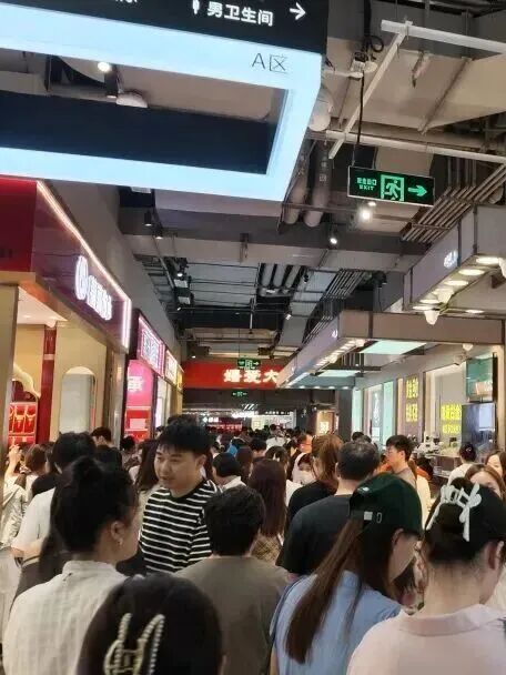 金饰克价1个月跌100元,深圳水贝被挤爆,网友:比菜市场人还多
