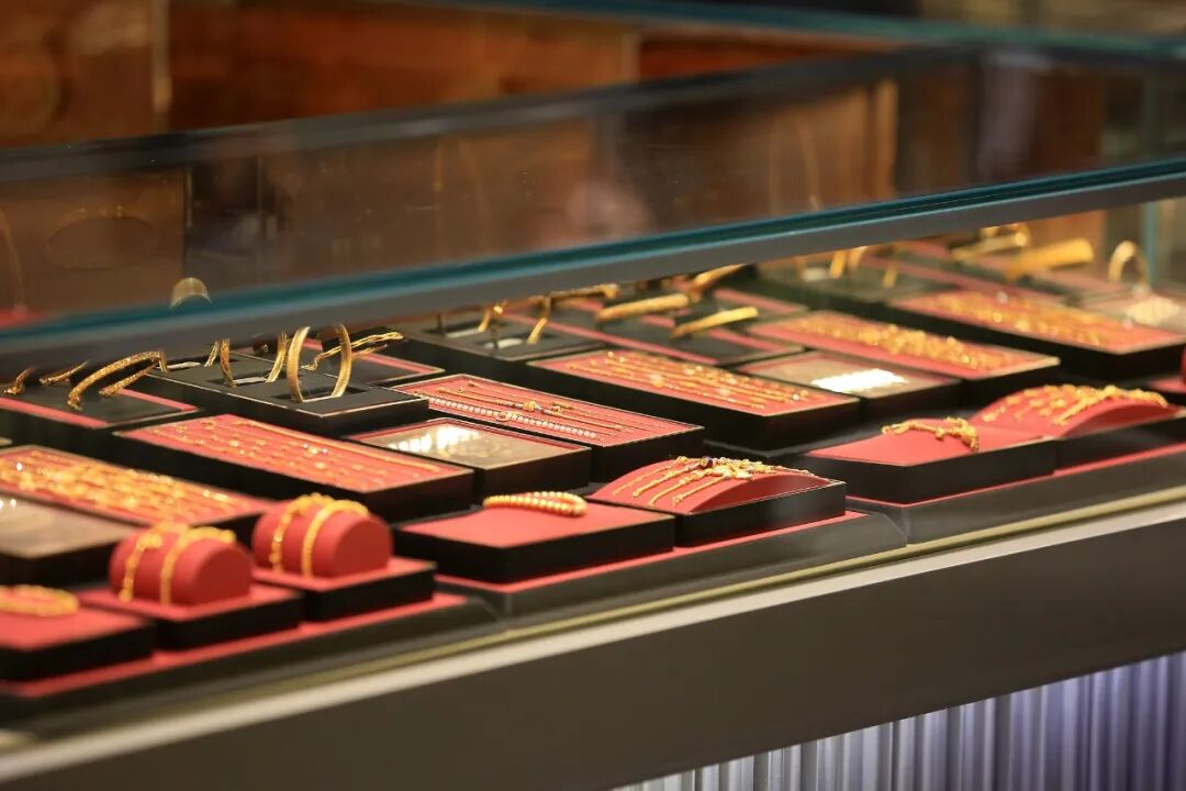 金饰克价,年内跌了近550元!大金镯子又香了→